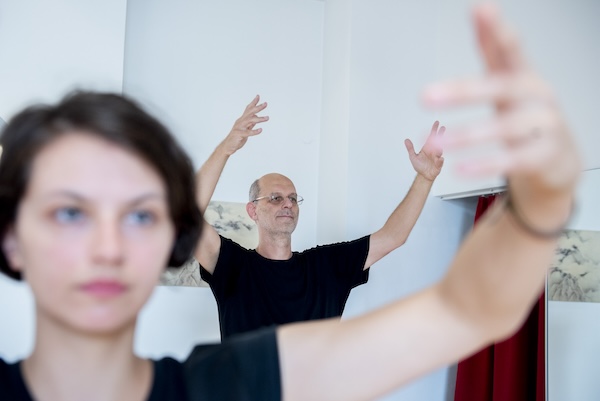 Posizione meditativa in piedi